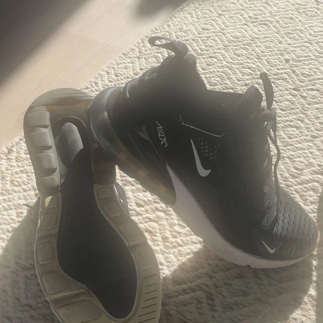 Svarta Nike Air Max 270  - 1