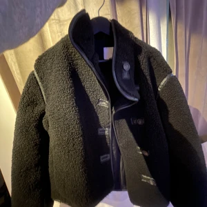 Svart teddyjacka - Säljet denna skit snygga populära teddyjackan, endast använd fåtal gånger och är som ny. 