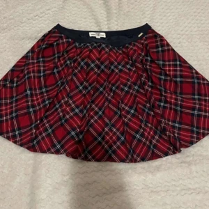 Röd- och marinblå rutig kjol från Hampton Republic - Supersnygg rutig kjol i rött och marinblått från Hampton Republic. Kjolen har en klassisk A-linjeform och resår i midjan för extra komfort.