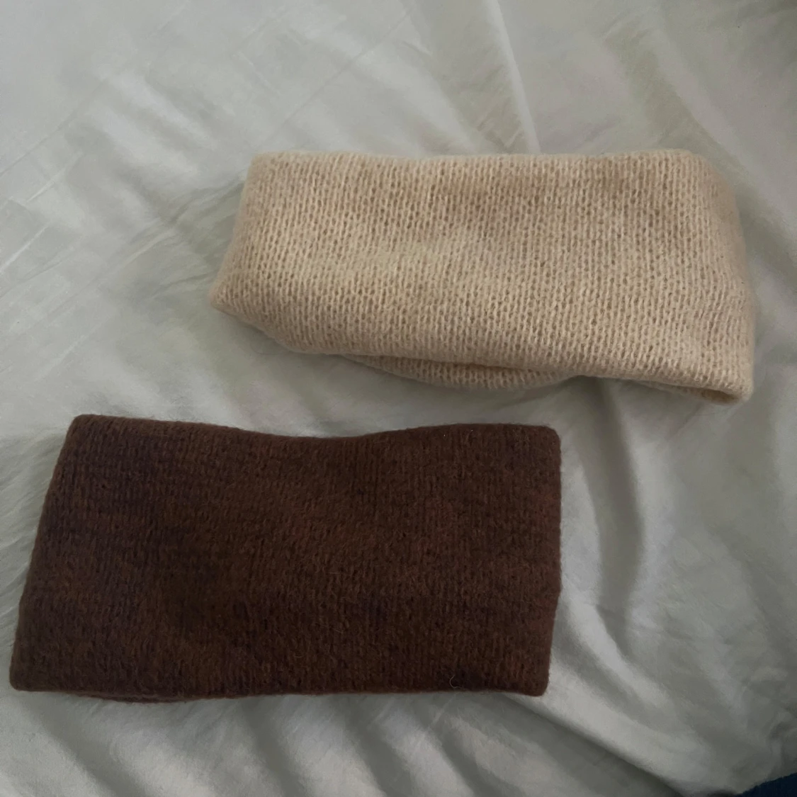 Stickade twistade pannband i beige och brunt - 1