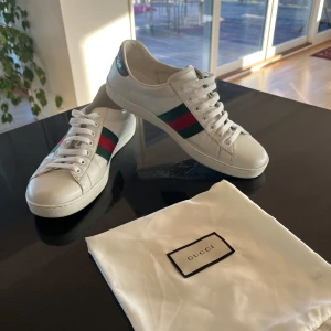 Gucci Ace Skor - Gucci Ace skor || skick 9,5/10 || storlek EU 43,5-44 || tillbehör: en dustbag  || ingen defekt eller slitage, nästan nyskick, helt nya snören || hör av er vid frågor 🙌