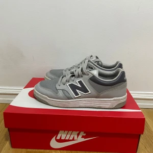 New balance sneakers grey - Passat bra. Jätte bra kondition stor lek 39,5 men passar de som är 38-40