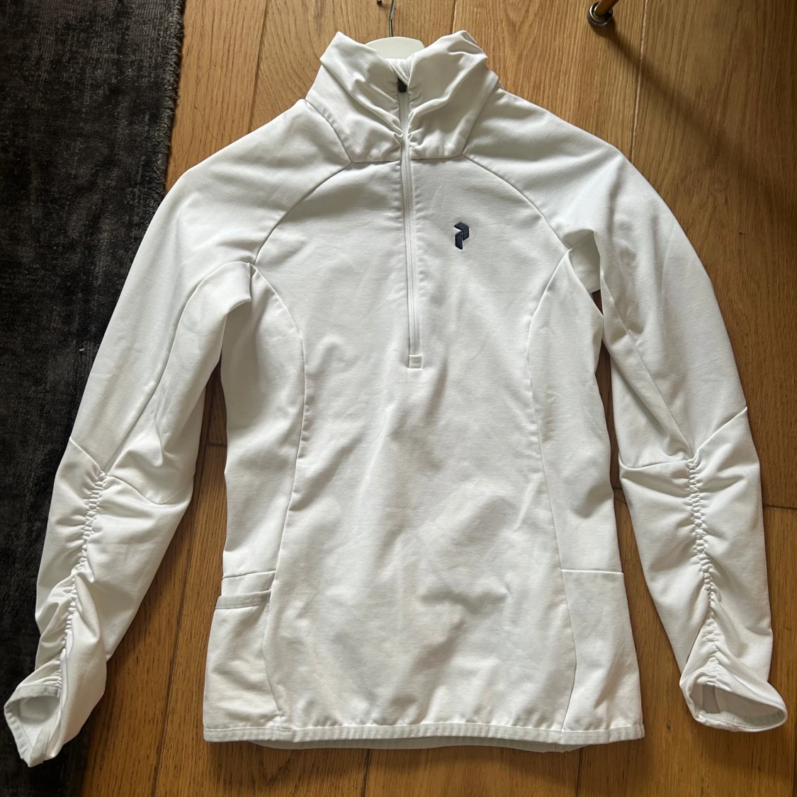 Vit långärmad träningströja med dragkedja