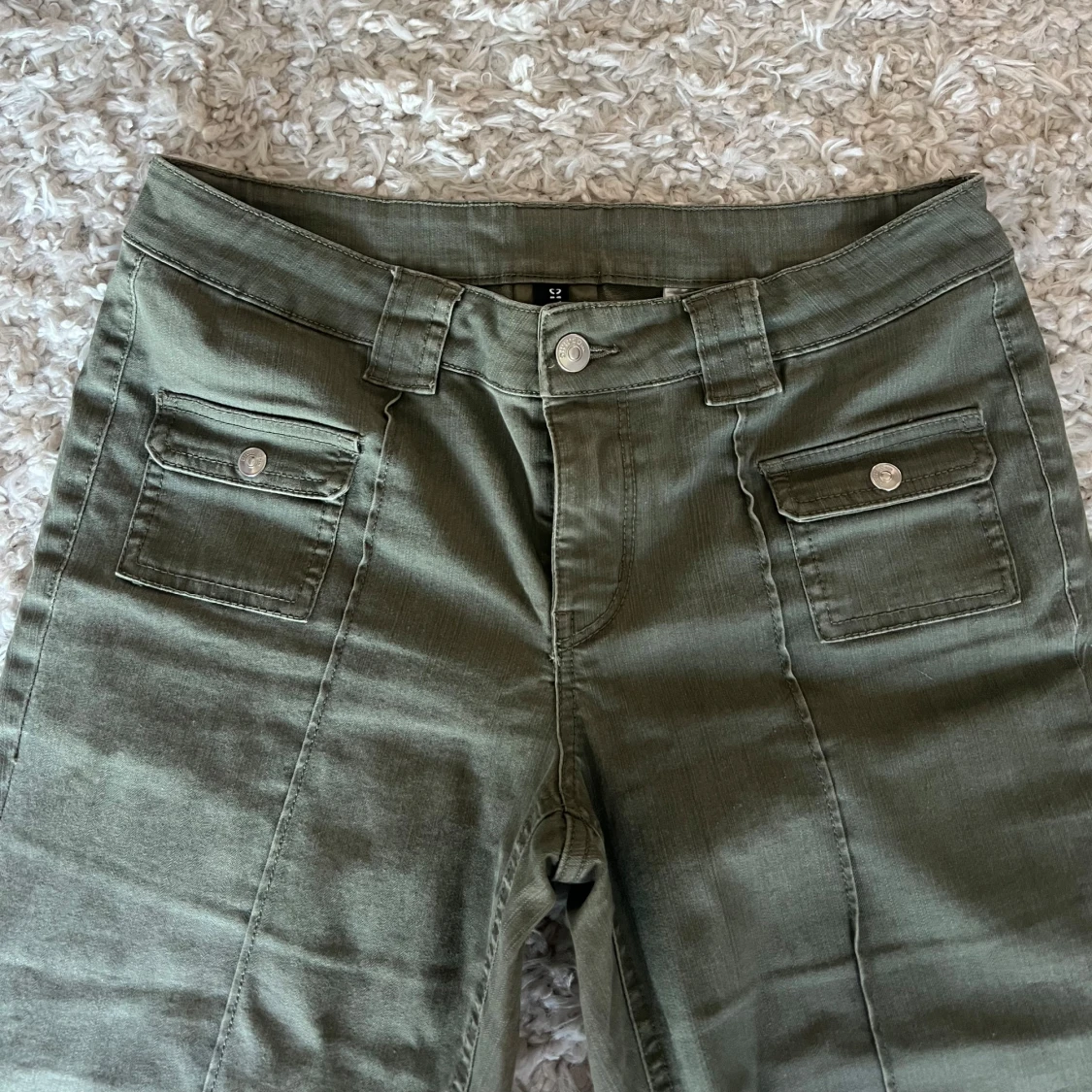 Gröna jeans med fickor fram  - 1