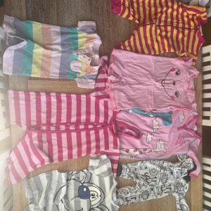 Färgglada pyjamasar - Säljer ett paket med sju pyjamasar i glada färger och mönster. Inkluderar randiga, enfärgade och tryckta motiv med djur och figurer. Perfekt för dig som vill ha variation i garderoben till de minsta.