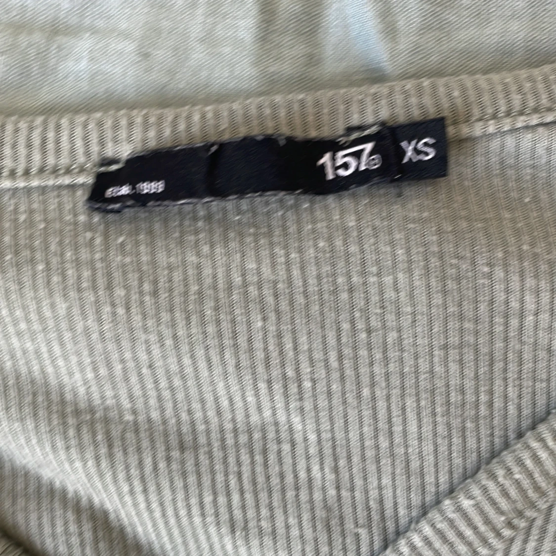 Grön ribbad långärmad tröja med v-ringning - 1