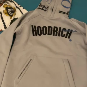 Grå hoodrich hoddie storlek XS - Säljer min gråa hoodrich hoodie pga att den inte passar mig inga skador!