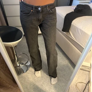 Weekday arrow - De är stora på mig, de sitter bättre egentligen, jag är 170, storlek 27/32