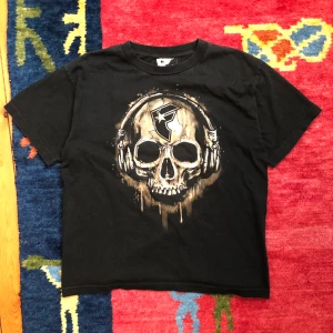 2000s fsaf tee - tag xl fit m ingen defekt vad jag kan se