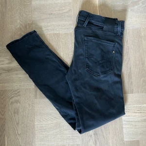 Replay Anbass jeans - Säljer nu dessa replay Anbass jeans i storlek 32. De är i bra skick! Hör av dig om du har funderingar 🙌🏼