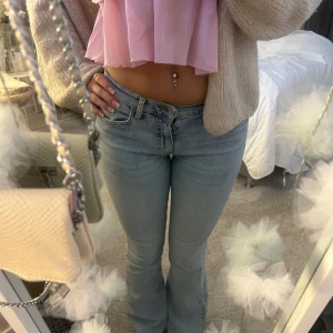Ljusblå bootcut jeans  - Säljer ett par ljusblå jeans från gina med bootcut-modell. Jeansen har klassisk femficksdesign och normal passform 