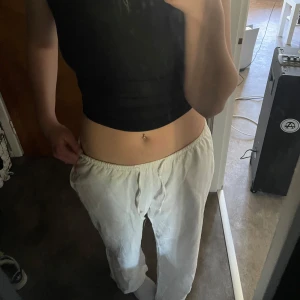 Linnebyxor - Säljer ett par vita linnebyxor med avslappnad passform och resår i midjan. Perfekta för varma dagar och ger en chill vibe till outfiten. Lätta och luftiga, passar till många olika stilar. Från Bershka, storlek S. Inga skavanker alls, säljs då den är lite kort på mig. Jag är 171 för reverens🥰