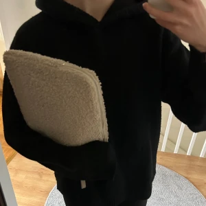 Beiget datorfodral i teddy-material - Säljer ett beiget datorfodral i teddy material. Datorfodralet är 34cm på långsidan och ca 26 cm på kortsidan. Skriv gärna vid frågor!💕