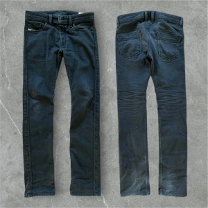 Svarta jeans från Diesel  - Snygga svarta jeans från diesel. Midjemått: 42 cm, ytterbenslängd: 109 cm, fotvidd: 19 cm.