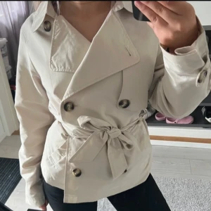 Beige trenchcoat Vero Moda - Så snygg beige trenchcoat från Vero Moda! Endast använd några gånger. Storlek XS men passar även S🥰 Pris går att diskutera!!
