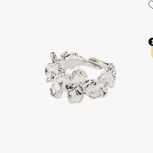 Blommig silverring från pilgrim - Snygg ring i silverfärgat material med detaljerade blommor runt hela ringen. Perfekt för dig som vill ha en unik och stilren accessoar med naturinspirerad design.