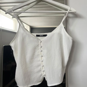 Somrig topp - Säljer en vit somrig topp från Bikbok, endast använd fåtal gånger. Stl S