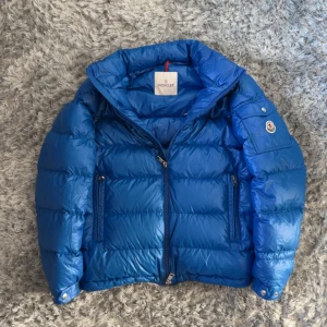 Blå pufferjacka från Moncler - Moncler Bourne Giubotto Blå 2023 Årsmodell!!  Storlek: 1 (S/M) Skick: 9/10 Nypris: 13585kr Pris: 5990kr Frakt: (Hemlevererat spårbart)📦  Tveka inte att höra av dig vid minsta frågan!