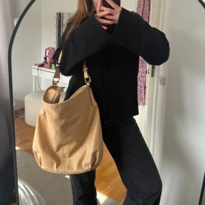 Snygg axelväska - Snygg beige skinn väska som rymmer mycket💕