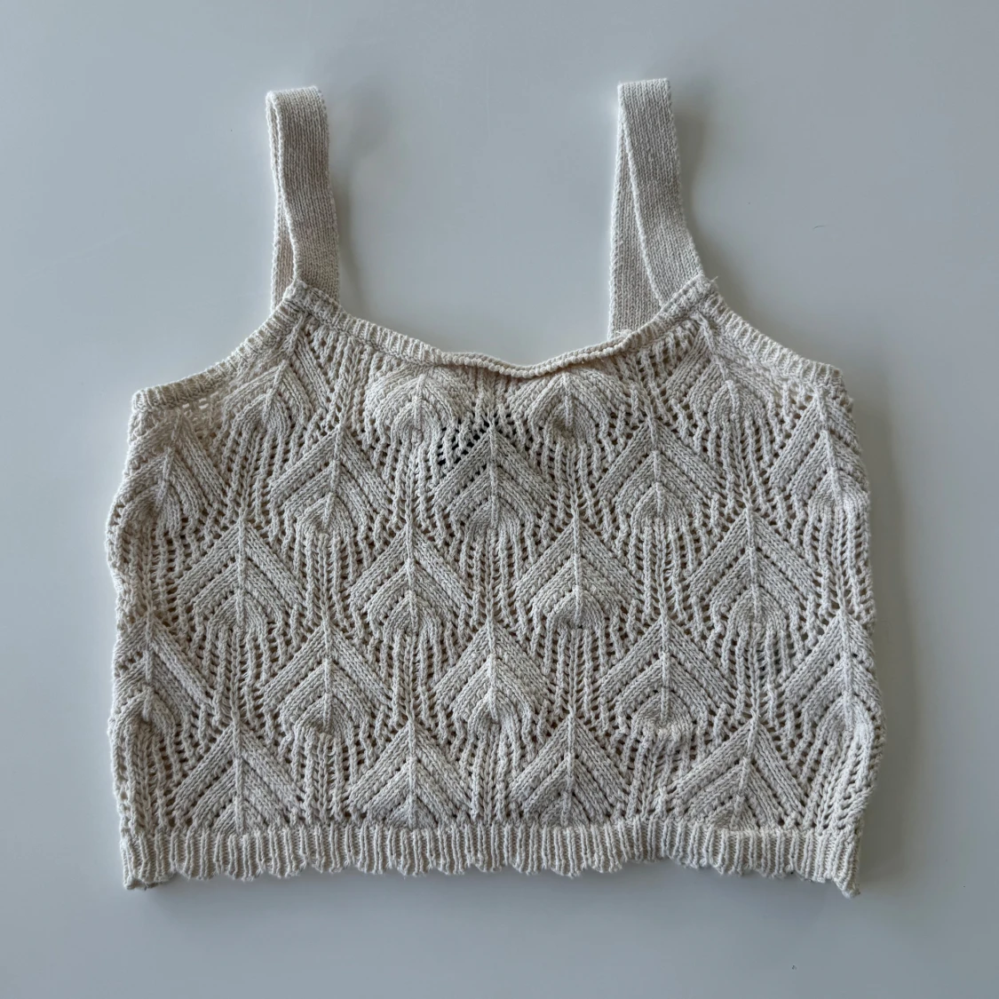 Beige stickad croppad linnetopp - 1