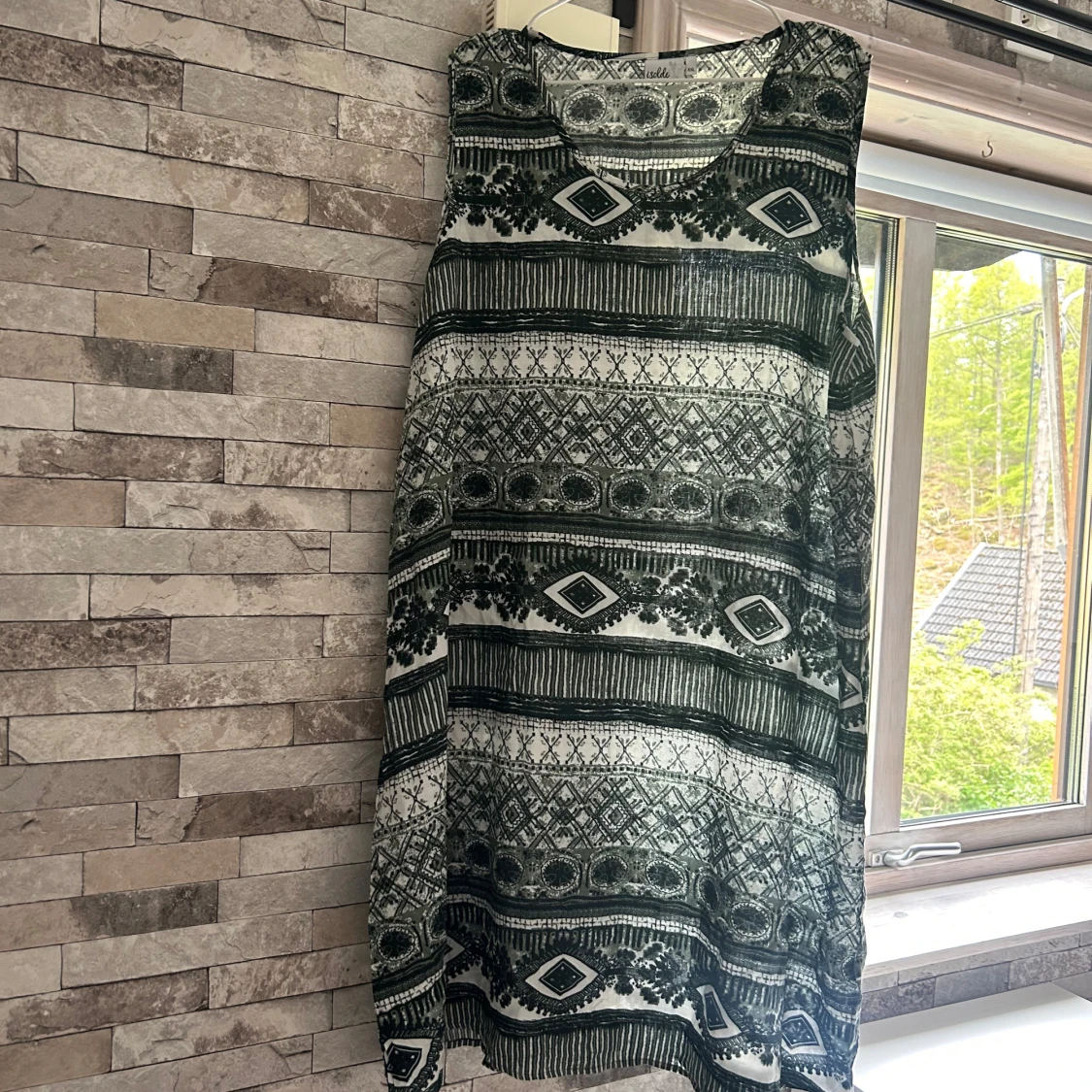 Mönstrad ärmlös klänning från Indiska - 1