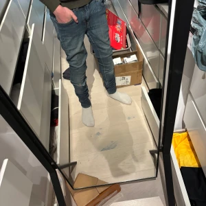 Blå slim fit jeans från tiger of Sweden  - Säljer ett par blå slim fit jeans från tiger of Sweden med klassisk femficksdesign och snygg läderpatch bak i midjan. Perfekta till vardags med en hoodie eller t-shirt. Storlek W29 L30.