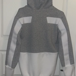 Boss tröja med dragkedja  - Säljer en Boss kofta som aldrig kommit till användning. Aldrig använd och därför också i bästa möjliga skick!