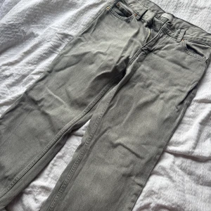 Grå jeans från GinaTricot - Gråa low waist jeans från Gina tricot. Använda dom förr men nu är de för tighta på mig, skriv privat för mer info eller pris💗