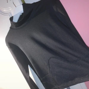 Madlady crop top, strl xs - En svart, tight och långärmad crop top med snygga sömmar och hög krage från Madlady i storlek xs. Tänk dig toppen som Kim Impossible har 😇 Mycket fint skick, knappt använd.  Levereras nytvättad.   Postar samma dag som betalning gjorts!  Om du har några frågor får du gärna höra av dig.   Mvh