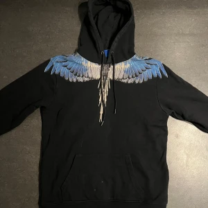 Marcelo burlon hoodie  - Marcelo burlon hoodie i bra skick, Storlek S. 