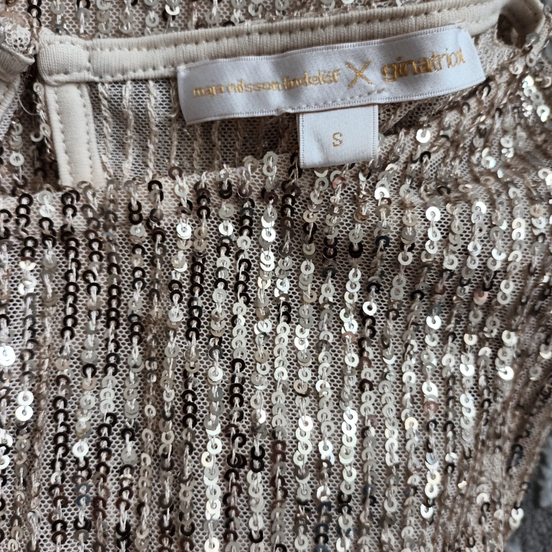 Glittrig guldklänning 🥂🍾 - 3