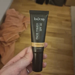 IsaDora Face Primer SPF 30 - IsaDora Face Primer SPF 30 i tub, tinted och skyddande. Ger fukt och skydd mot solen, passar alla hudtyper. Fragrance free och kliniskt testad. Perfekt som bas innan smink.
