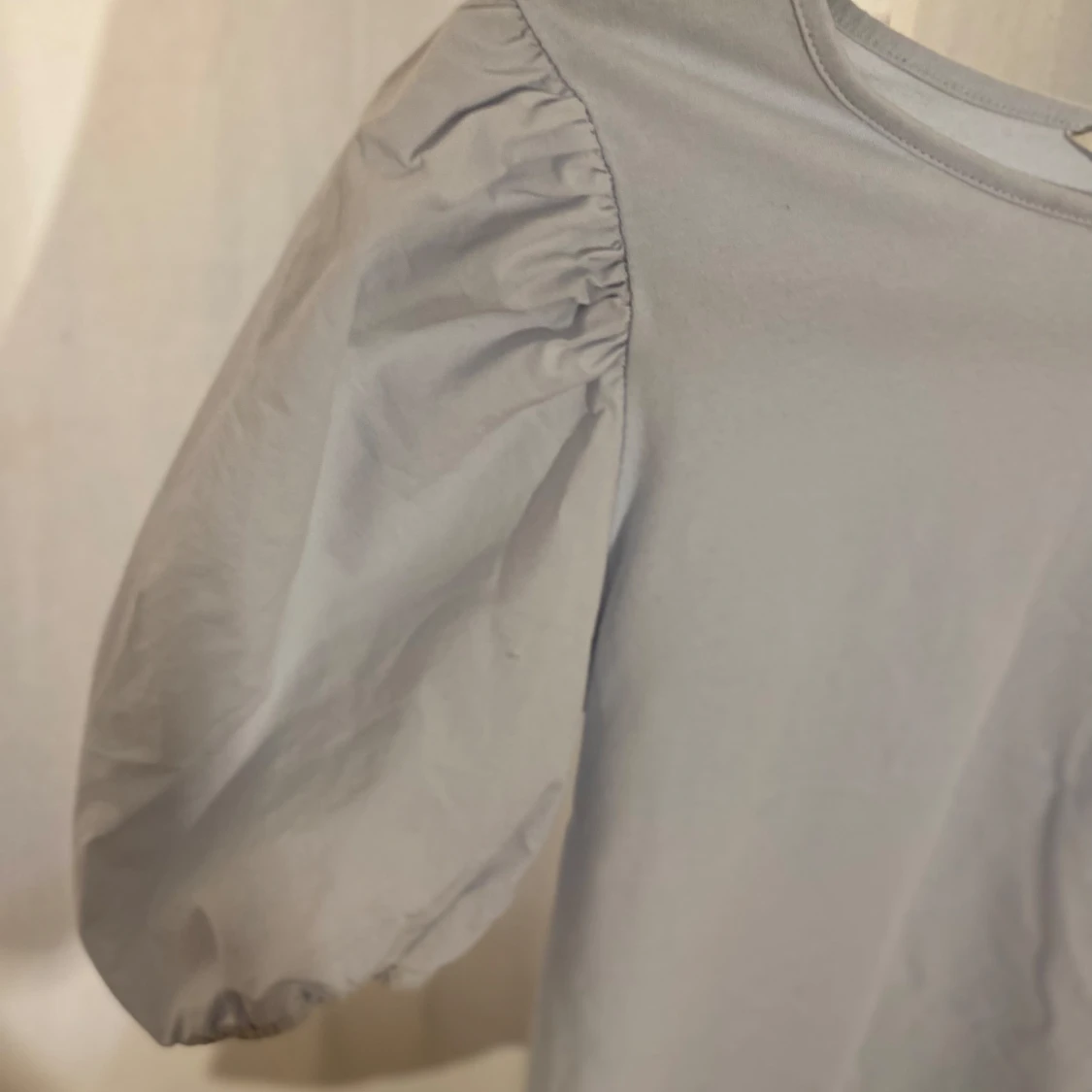 Ljus blå topp med puffärmar från H&M - 1