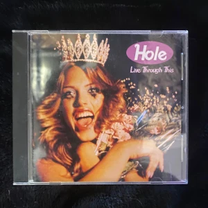 Hole live Through this cd - Fantastiskt album av bandet hole. Skivan är i bra skick och har bara spelats några gånger.