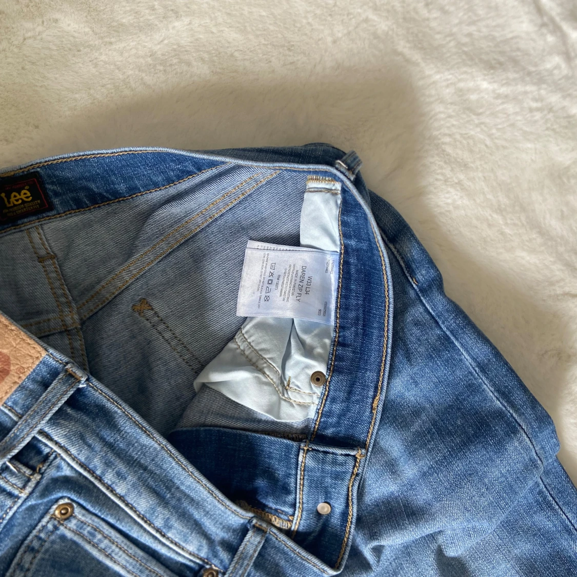 Säljer jättesnygga klassiska blåa jeans från märket Lee - 3