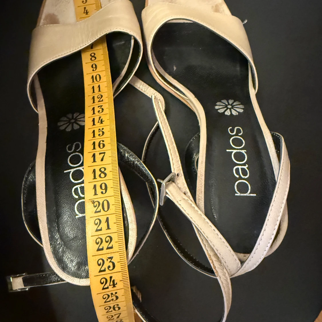 Beige sandaler med klack från Pados - 3