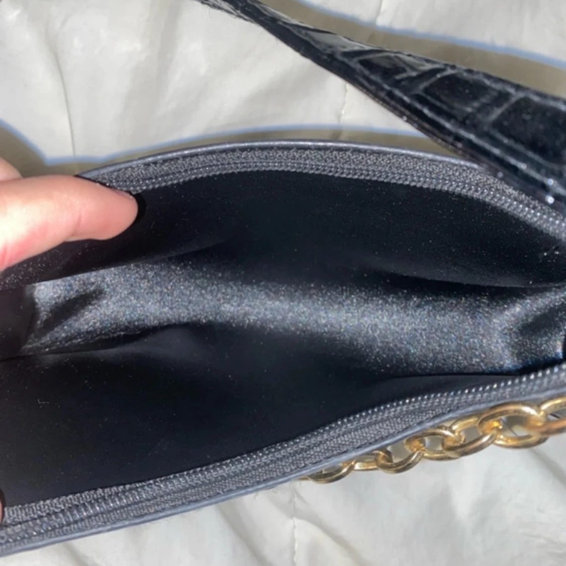 Svart axelväska med kedjedetalj - 2