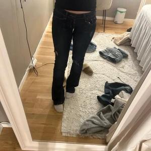 Holister jeans - Holister jeans som är ner sydda. Midjemåttet är 35cm och innerbensmått 76cm❤️