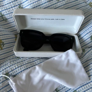 Svarta CHIMI 08 - Säljer ett par super snygga svarta solglasögon från CHIMI i storlek 08. Kommer med fodral och vit tygpåse. Perfekta för sommaren!!💕💕