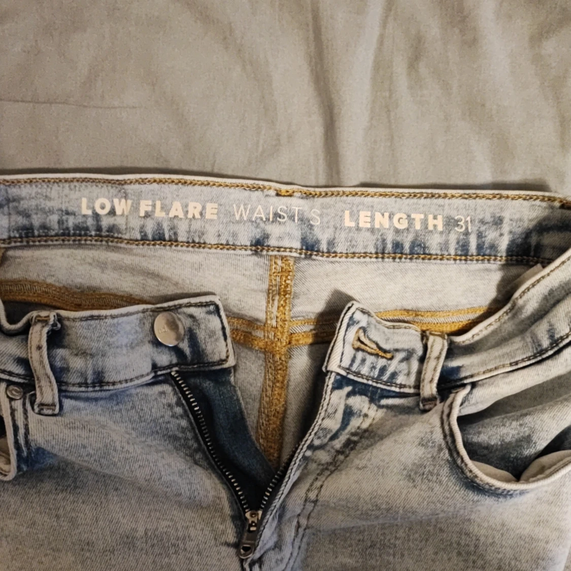 Ljusblå low flare jeans från Never Denim - 2