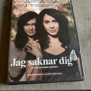 Jag saknar dig dvd film - Säljer DVD  'Jag saknar dig', en gripande roman av Peter Pohl och Kinna Gieth. Omslaget visar två unga tjejer och en fjäril, vilket speglar filmens tema om sorg och syskonskap. Perfekt för dig som gillar starka berättelser om livet och relationer. Inplastad 