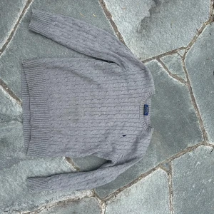 Grå stickad tröja från Polo Ralph Lauren - Säljer en grå stickad ralph lauren tröja (den är inte tvättad) den har legat i garderoben länge nu och används inte, ska tvätta den. Storleken är liten, skulle säga strl xxs. Pris kan diskuteras