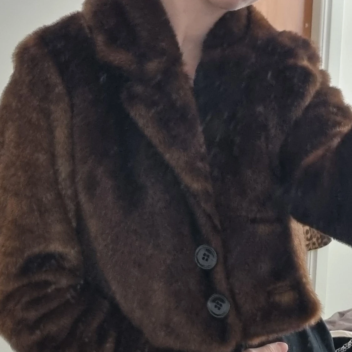 Brun pälsjacka med krage - 1