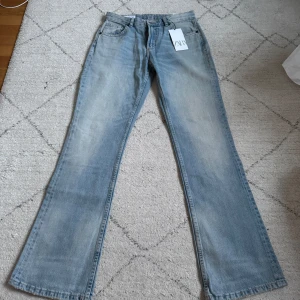 Ljusblå bootcut jeans från Zara - Säljer ett par ljusblå jeans från Zara med bootcut passform. Jeansen har klassisk femficksdesign, normal midja och utsvängda ben. Aldrig använda. Skriv privat för fler bilder 🩷