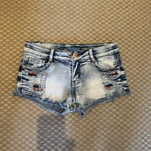 Low waist shorts 🩷🩷🩷 - Sååå snygga low waist shorts med rosa glitter detaljer 💓💓🤩🤩 midjemått rakt över : 33,5cm