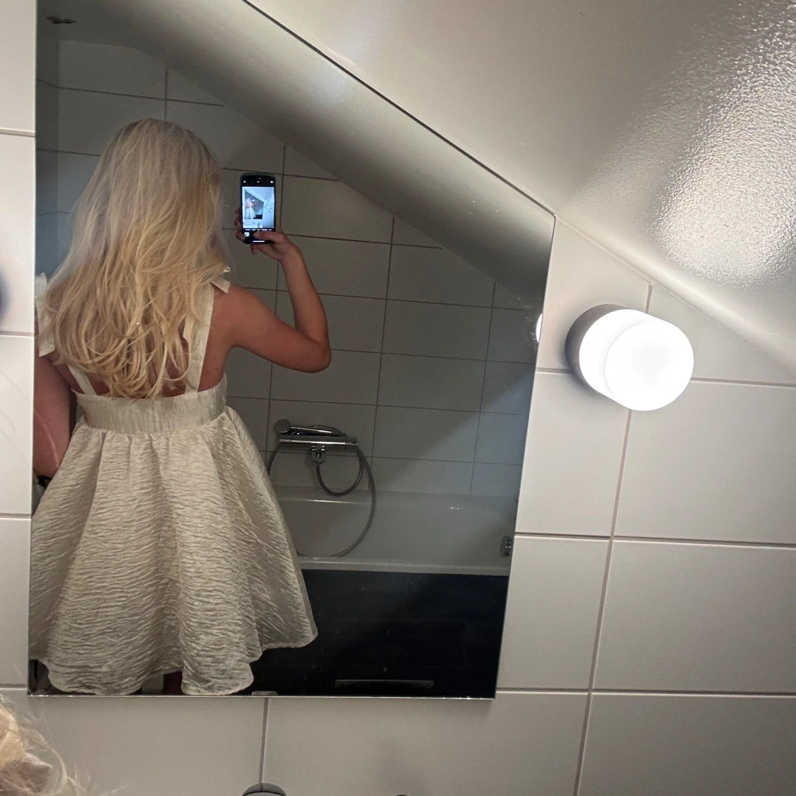 Ljus kortklänning med struktur - 3