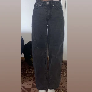 Svarta wide jeans från 157 Boulevard - Säljer ett par svarta jeans från 157 Boulevard med hög midja och raka, vida ben. Knappar ingen dragskedja. .