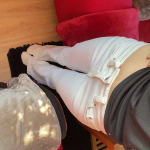 Vita jeans från bootcut  - Säljer ett par vita jeans från gina tricot. Innerbenslängden e 79cm, storlek 34. Aldrig använda❤️ 