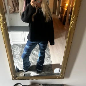 Blå bootcut jeans med mönster - Snygga blå bootcut jeans med klassisk passform och normal midja. Jeansen har en lätt utsvängd benform och är tillverkade i denim. Perfekta för en trendig och avslappnad stil med coolt möster. Alldrig använda