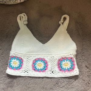 Virkad topp - En fin brokad topp i storleken XXS, perfekt för sommaren. En fin topp att lägga till i din garderob!